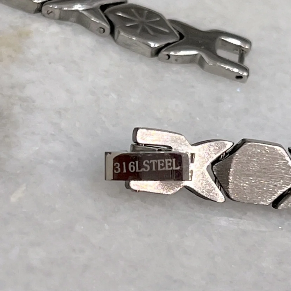 Criss Cross and Stars Silver 18” Necklace